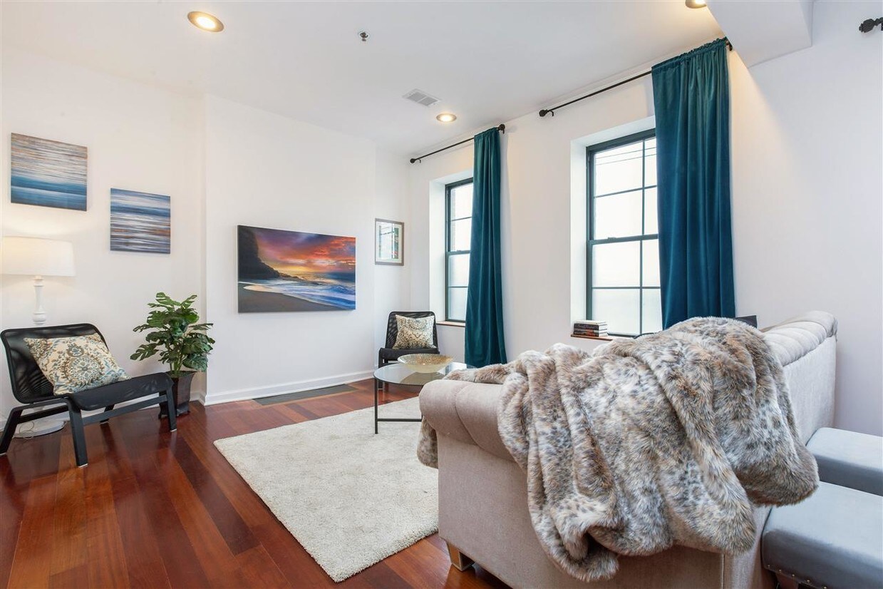 Primary Photo - 380 Marin Blvd