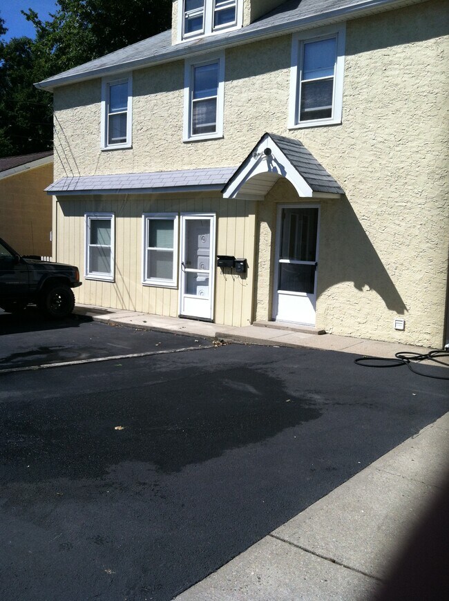 Building Photo - 21 Meadow Ln