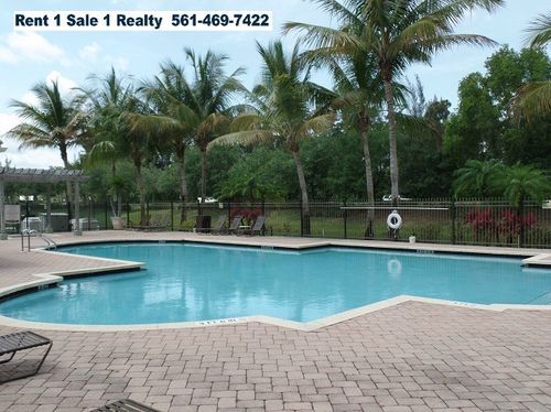 Foto del edificio - 220 Crestwood Cir
