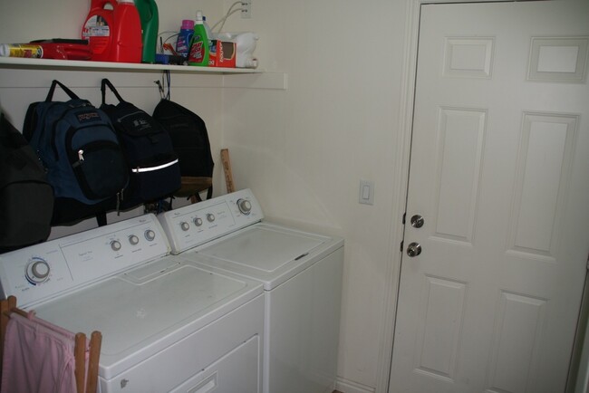 Foto del edificio - 4 Bed/3 Bath by Geneva Rd in Provo