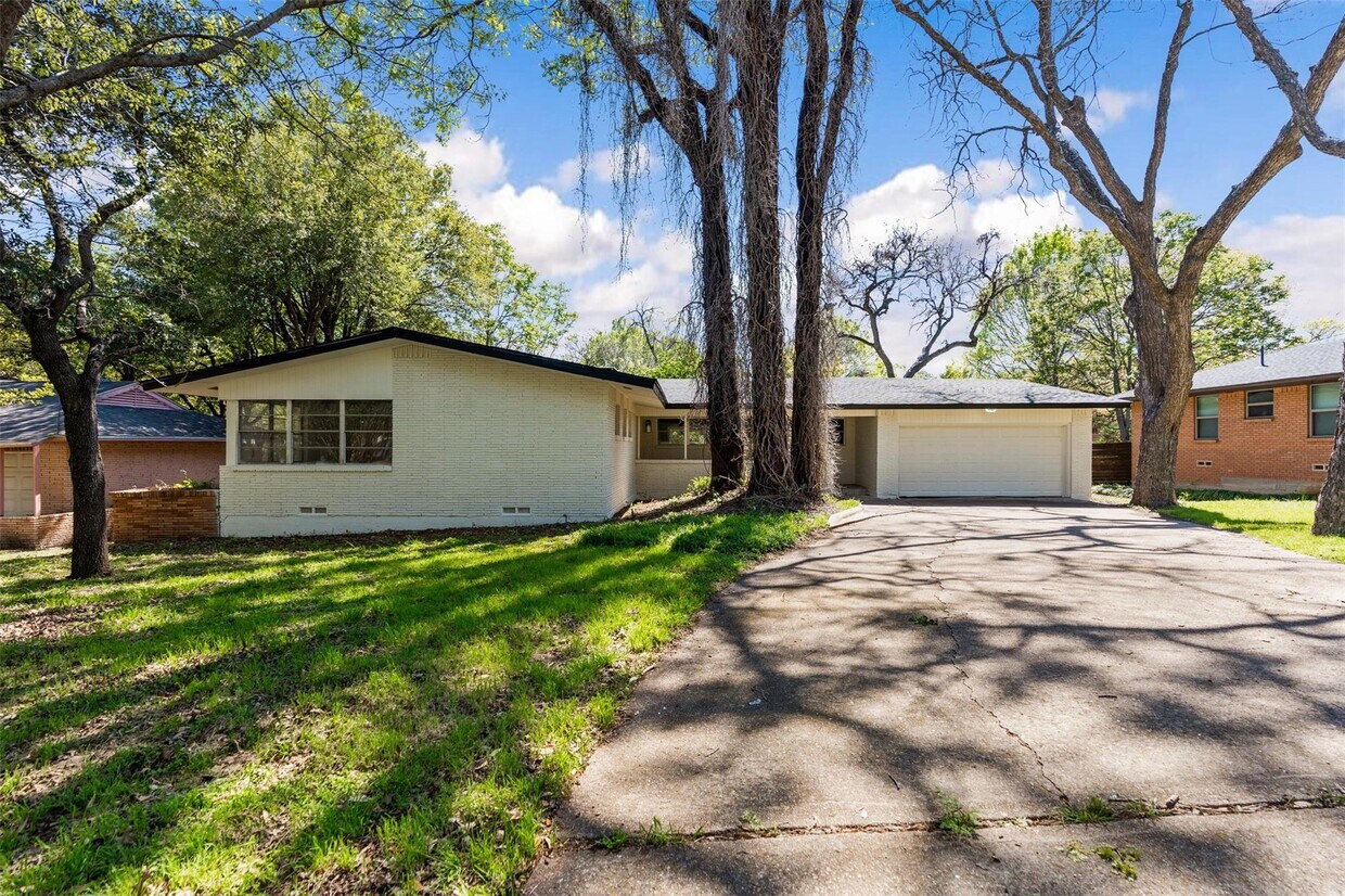 Primary Photo - 2530 Whitewood Dr