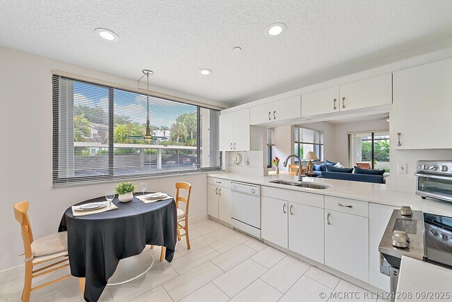 Building Photo - 811 Oak Harbour Dr