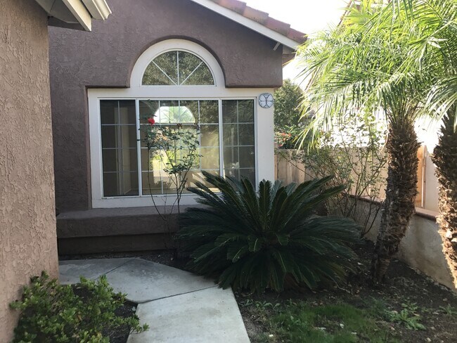 Foto del edificio - Upgraded 2 Story Air Conditioned Home in S...