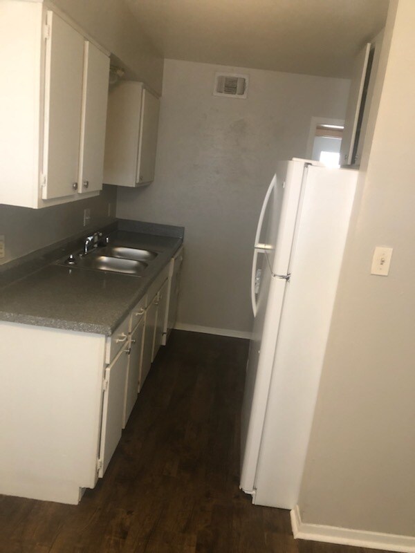 Kitchen with new gas stove and new refrigerator - 801 N Center St