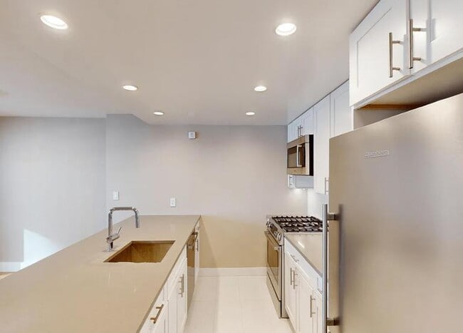 Building Photo - 80 N Moore St