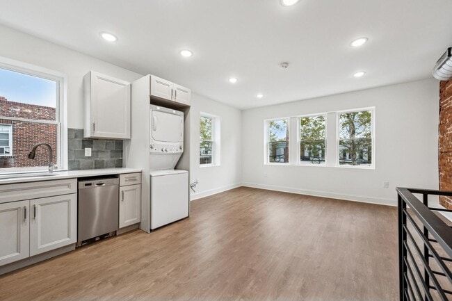 Building Photo - 2534 S 61st St