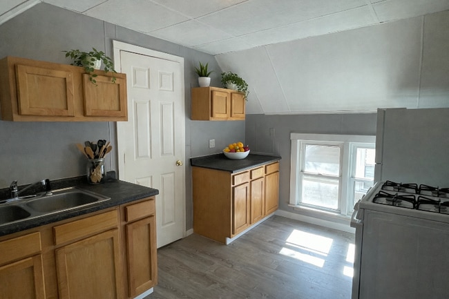 Building Photo - 1222 Eastern Ave SE