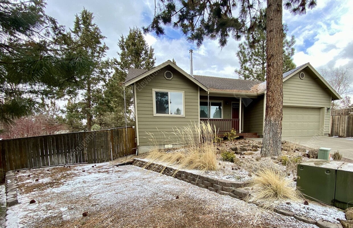 Foto principal - Updated 3BR - 2BA Gardener's Dream, w/ RV parking