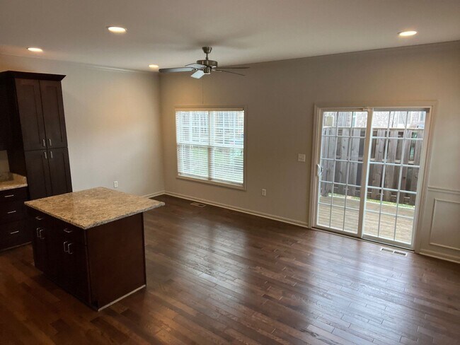 Building Photo - Beautiful Spacious Home!!