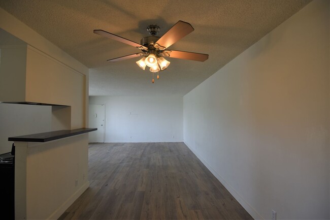 Foto del edificio - 6464 Woodman Ave