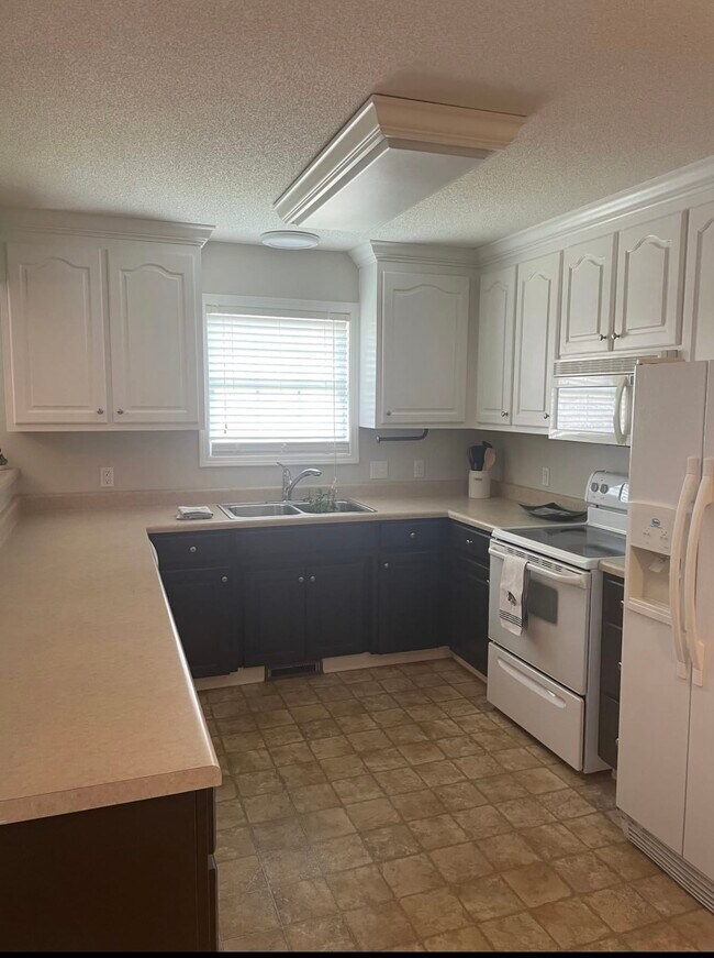 Kitchen - 279 N Oak Ave
