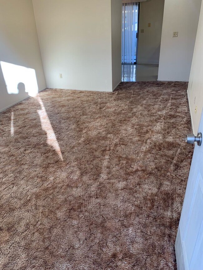 Building Photo - 1 BEDROOM 1 BATH TRIPLEX