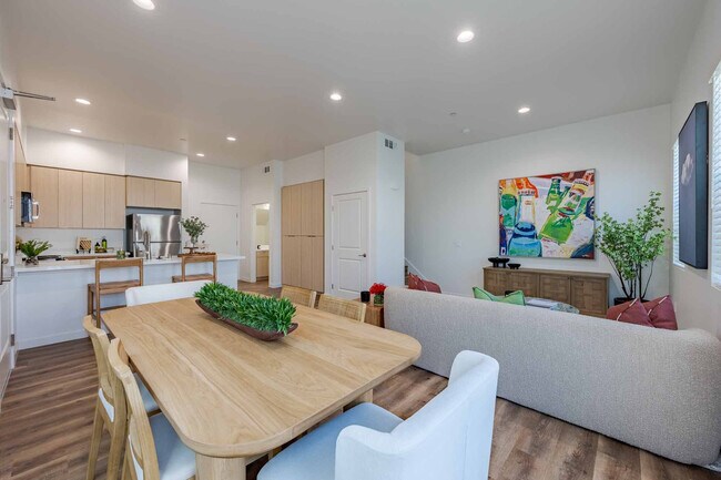 Building Photo - Desert Meadows Townhomes