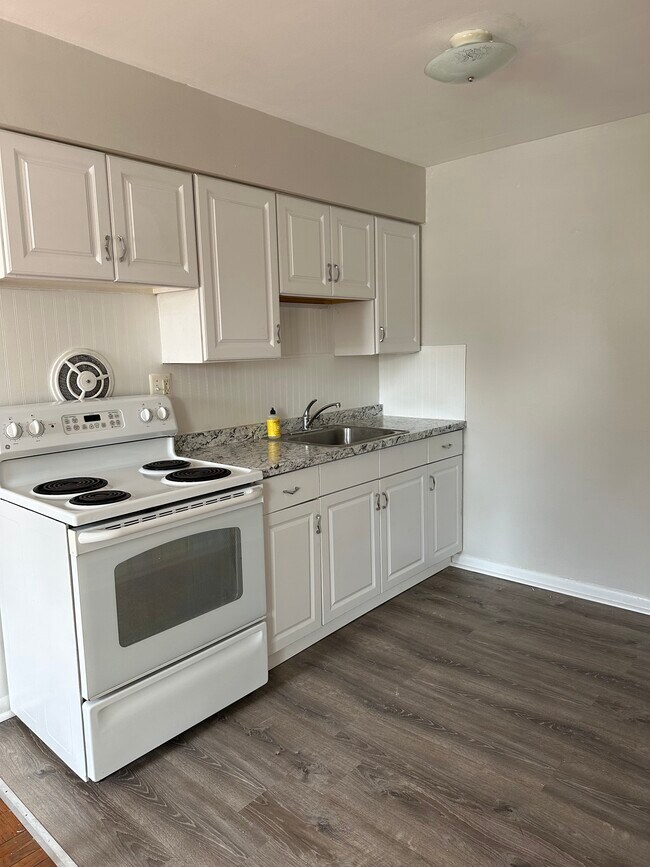 Kitchen - 24 S Brookside Rd