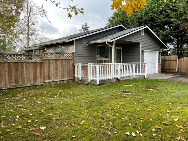 Foto del edificio - ***PENDING APPLICATION***Lovely 2 Bedroom Home with Den