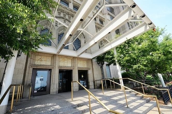 Bldg Entrance - 680 N Lake Shore Dr