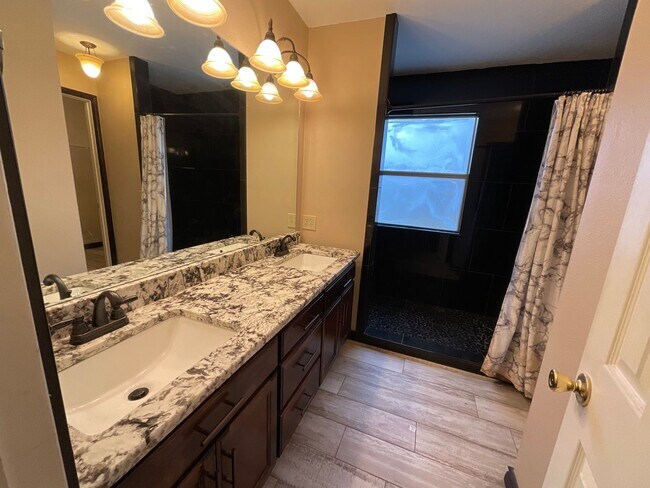 Foto del edificio - Beautiful Executive 3bd/2bath home in Joplin!