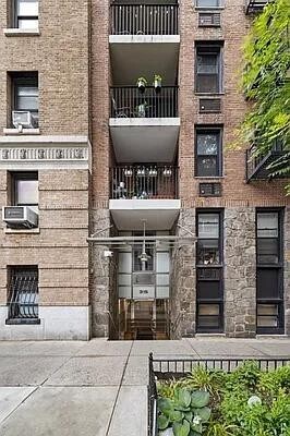 Foto del edificio - 315 W 55th St