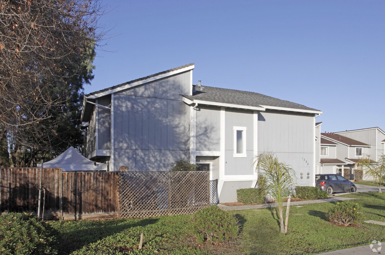 Building Photo - 1080 Memorial Dr
