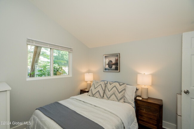 Building Photo - 9 Bolster Ln NE