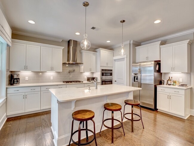 Building Photo - Charming 4 Bedroom Cottage Available in Og...