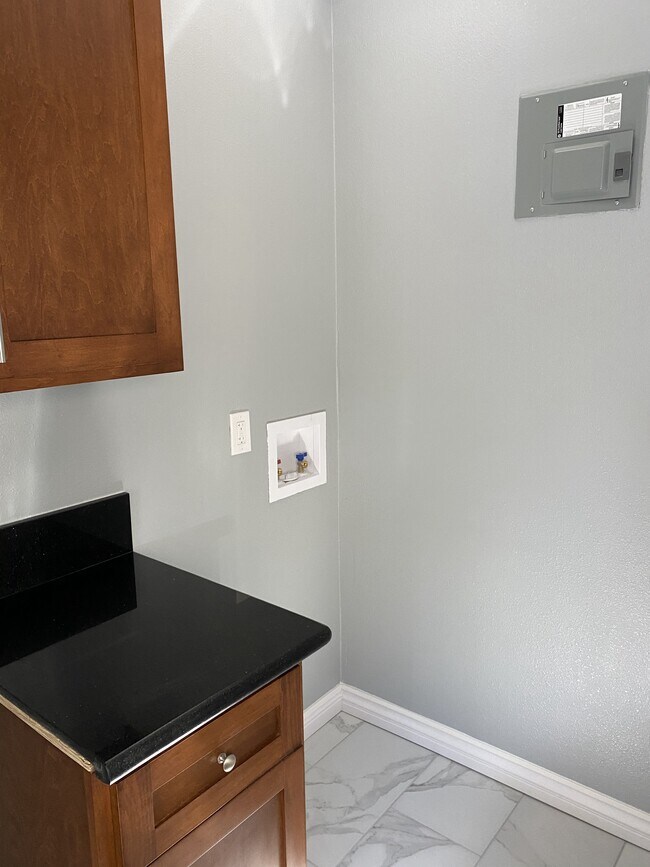 Foto del edificio - 8676 Evergreen Ave