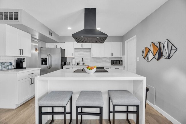 Building Photo - Fully Furnished Home with Diving pool in O...