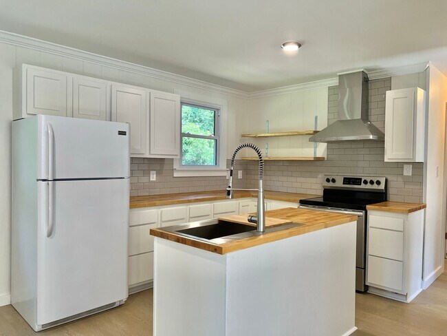 Foto del edificio - Renovated 3 bed, 1 bath Home w/ Large Fenced Backyard