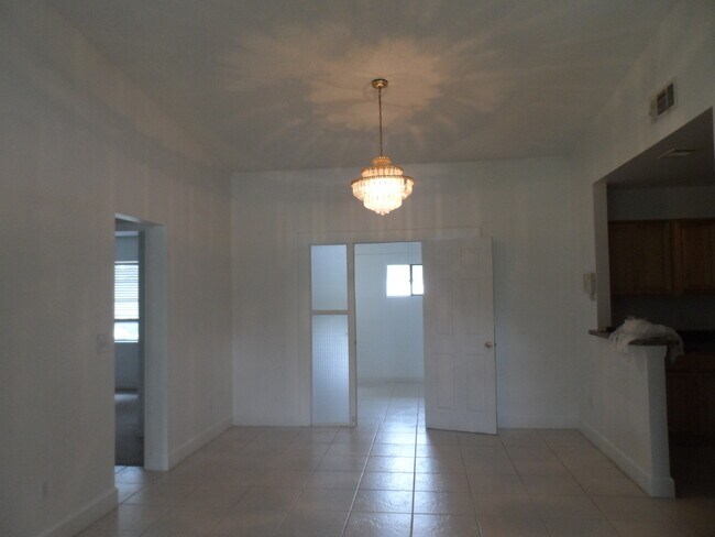 Foto del edificio - JUST LISTED -5 BEDROOM + BONUS ROOM - DELTONA NO PETS ALLOWED