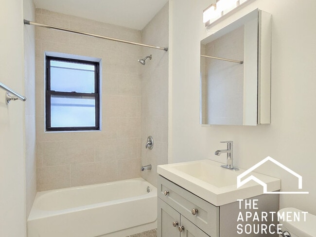 Foto del edificio - 540 W Briar Pl