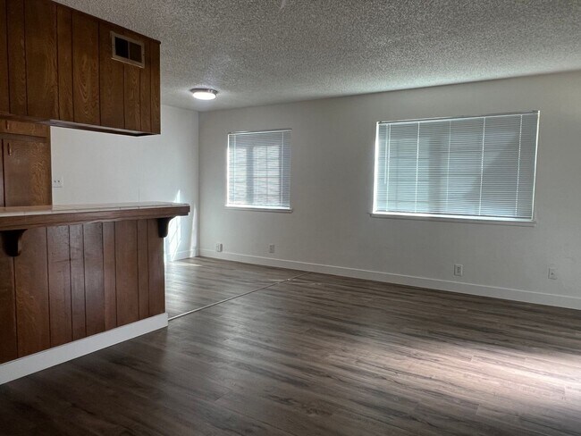 Foto del edificio - UPDATED 2 BEDROOM CONDO!!