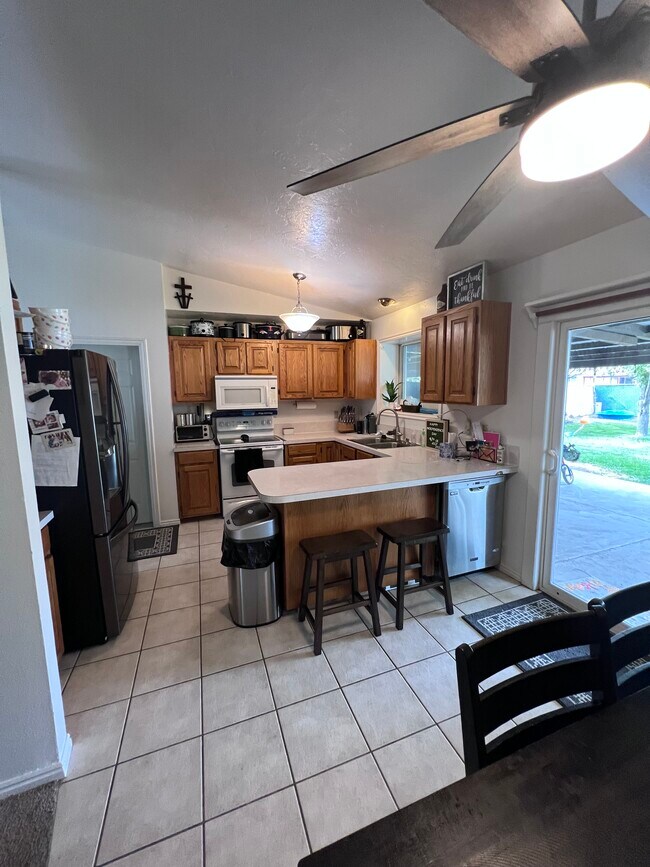 Foto del edificio - 841 Wildrose Ln