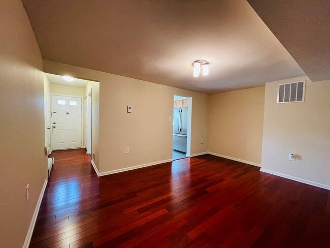 Building Photo - ALEXANDRIA - CHARMING TOWNHOUSE CLOSE TO P...