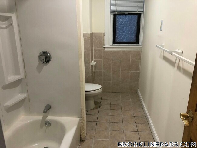 Building Photo - 364 Riverway