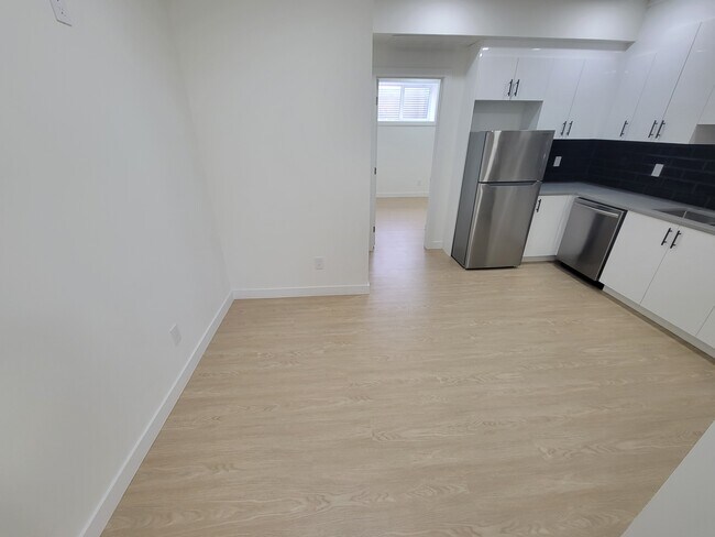 Photo du bâtiment - 20821-2019A 19A Ave NW