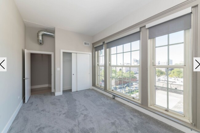 Building Photo - 4525 N Kenmore Ave