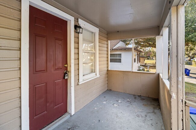 Building Photo - Cute 2 bedroom 1 bathroom single family house