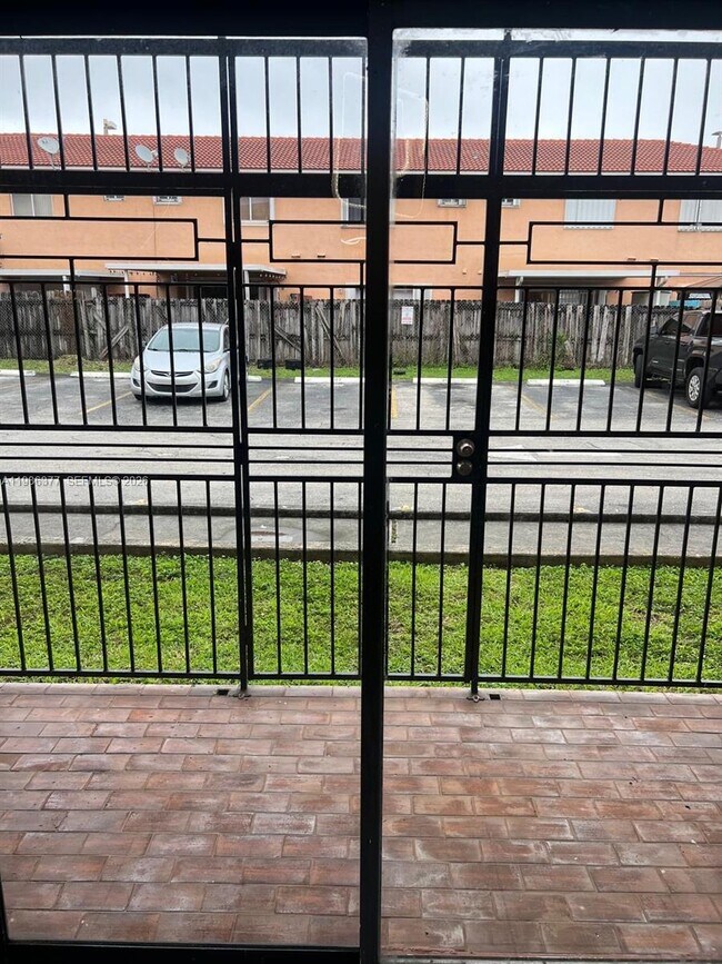 Foto del edificio - 8095 NW 8th St