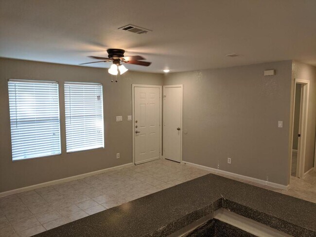 Foto del edificio - 5817 Spring Meadow Rd