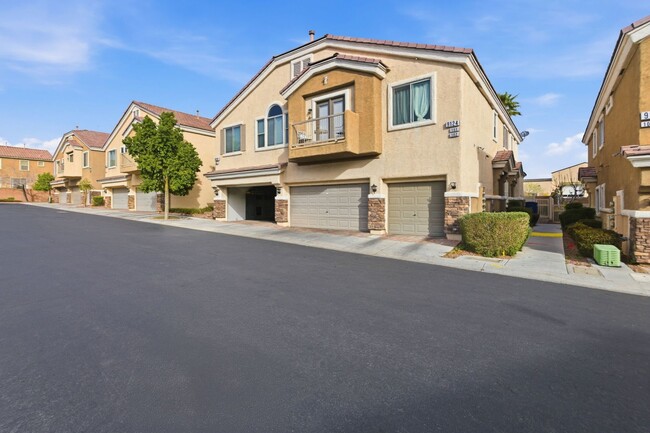 Building Photo - GORGEOUS TWO STORY TOWNHOME IN LAS VEGAS