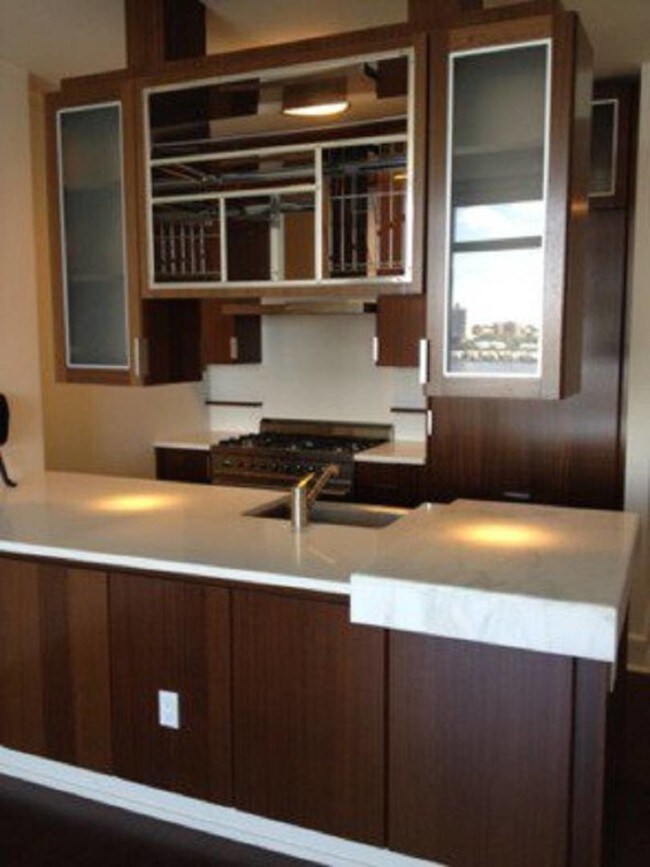 Foto del edificio - 180-61 Riverside Blvd
