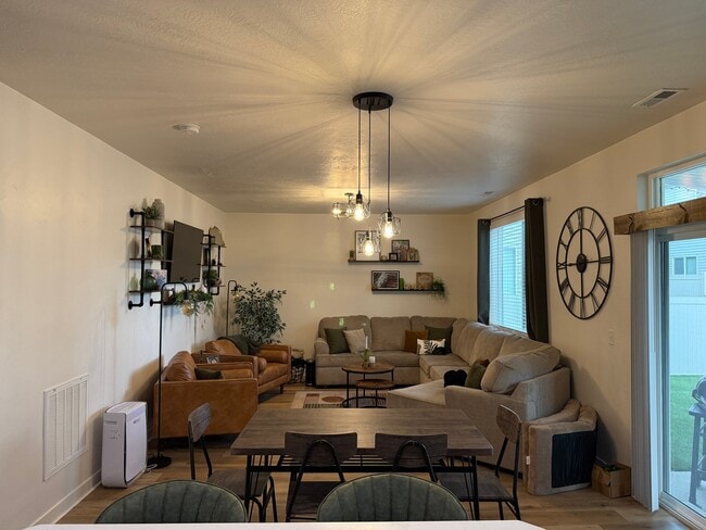 Foto del edificio - 885 W Edinburgh Dr