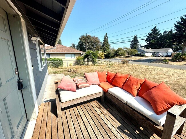 Foto del edificio - Spacious 4-Bed, 2-Bath Duplex – Utilities ...