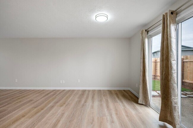 Foto del edificio - Newly Remodeled 2-Bedroom, 1.5-Bath Duplex In Springfield!