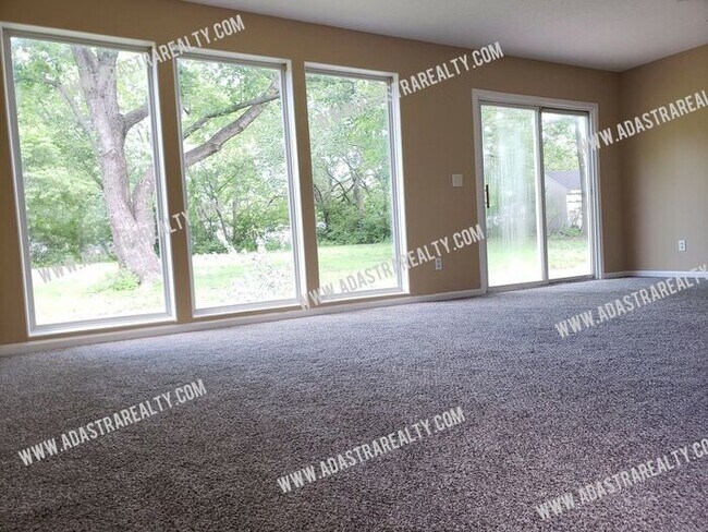 Foto del edificio - Spacious and Modern Duplex in North Olathe-Available NOW!!