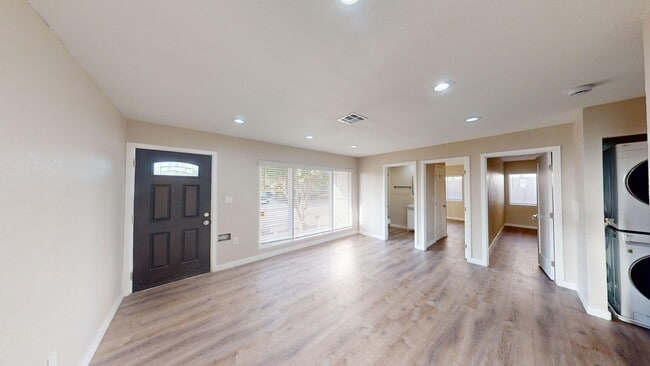 Building Photo - 6BD/3BA Large House, Newly Renovated!