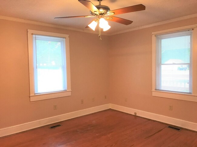 Building Photo - Lovely 3 Bedroom/2 Bathroom… Waiting for Y...