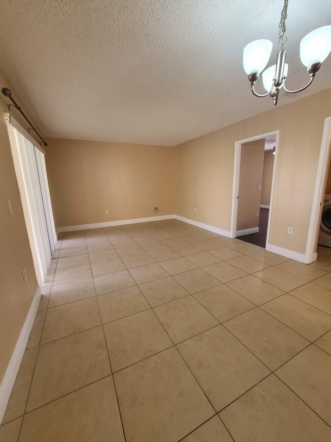 Foto del edificio - 1543 Lake Crystal Dr