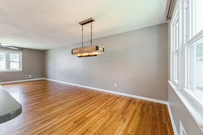 Building Photo - Bergenfield NJ Split Level Spacious Single Family home