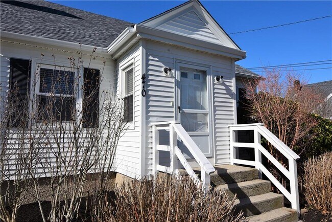 Building Photo - 470 E Main Rd